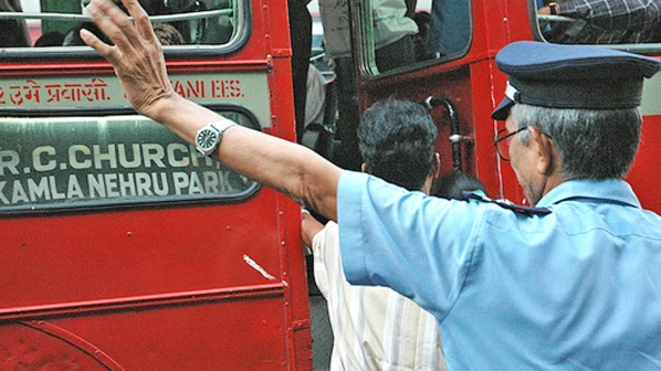 बेस्टनं पकडले १० हजार फुकटे प्रवासी, ९ लाखांचा दंड वसूल