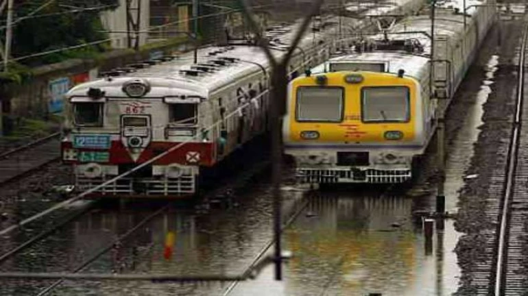भारी बारिश के बाद भी मुंबई में लोकल ट्रेन और बस सेवाएं सामान्य