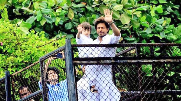 ईद, मन्नत और फैंस का जमावड़ा, शाहरुख खान ने सच से उठाया पर्दा