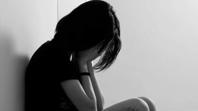 तरुणीशी अश्लील चाळे, रोडरोमियोसह पोलिसालाही अटक तरुणीशी अश्लील चाळे, रोडरोमियोसह पोलिसालाही अटक