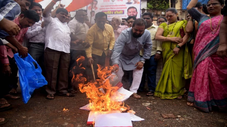 विकास प्रस्ताव अंग्रेजी में, शिवसेना कार्यकर्ताओं ने जलाई होली