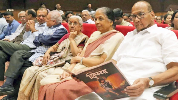 बूट पॉलिश करणाऱ्या मुलांना शरद पवारांच्या हस्ते आर्थिक मदत