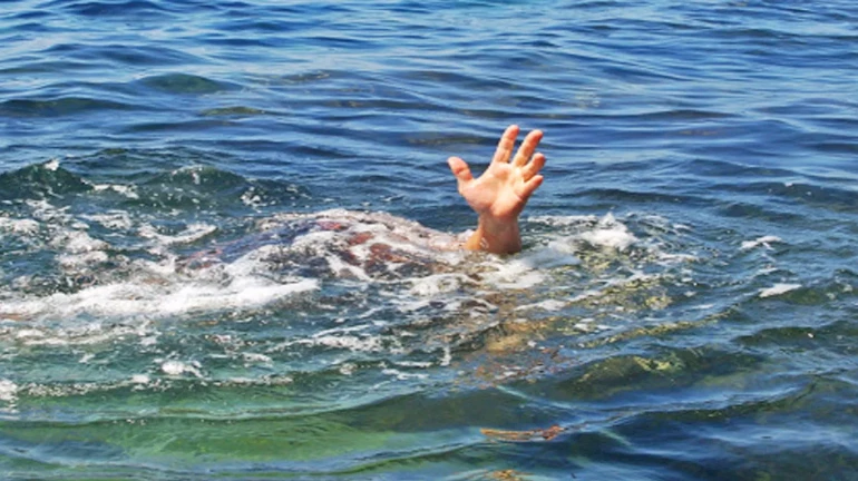 वर्सोवा बीच में डूबने से दो की मौत