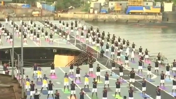 मुंबई में योगा डे की कहानी, तस्वीरों की जुबानी!