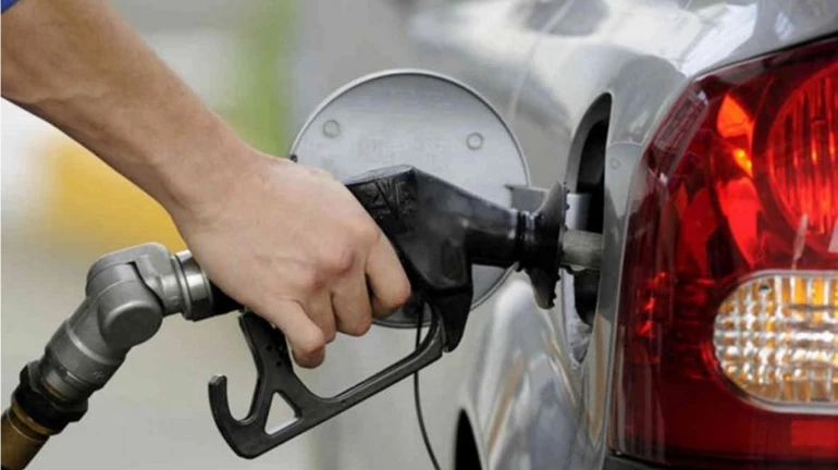 मुंबई में पेट्रोल पहुंचा 84 के नीचे , 14 पैसे की कटौती!