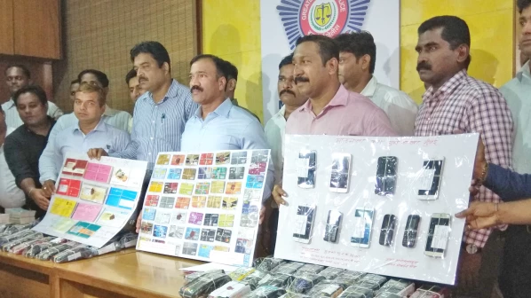 'ते' परदेशी नागरिकांचं डेबिट, क्रेडिट कार्ड चोरायचे, पोलिसांनी केलं गजाअाड