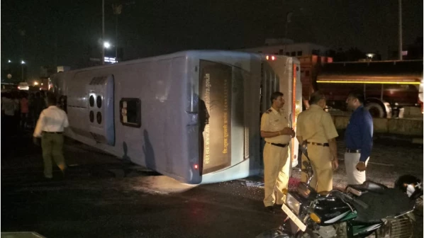 Bus overturns on Sion-Panvel Expressway