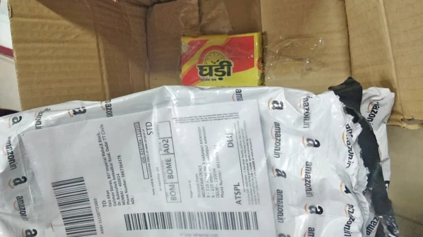 ऑनलाइन शॉपिंग करने वाले यह खबर जरूर पढ़ें, मंगाया मोबाइल निकला...