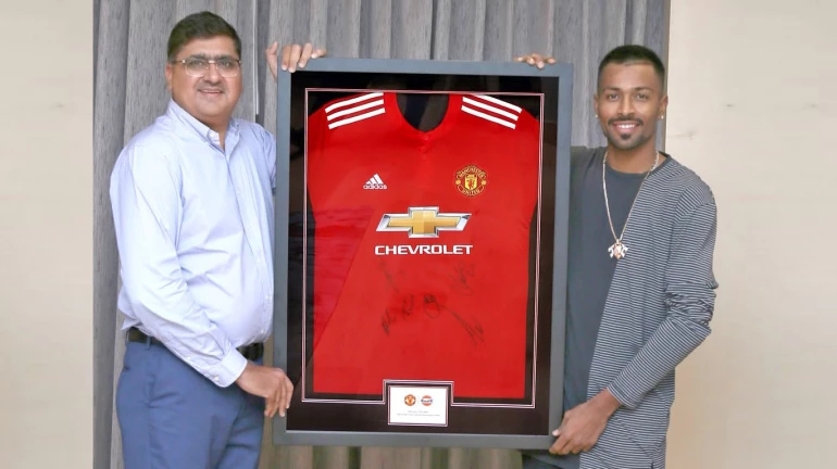 Hardik Pandya receives a gift from Manchester United