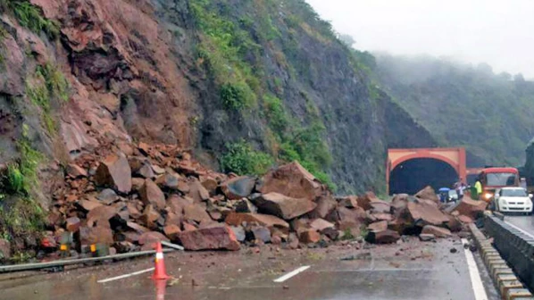 मुंबई-पुणे द्रूतगती मार्गावर दरड कोसळली