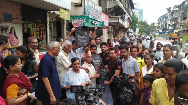 'आम्ही गिरगावकर' कडून कापडी पिशव्यांचे वाटप