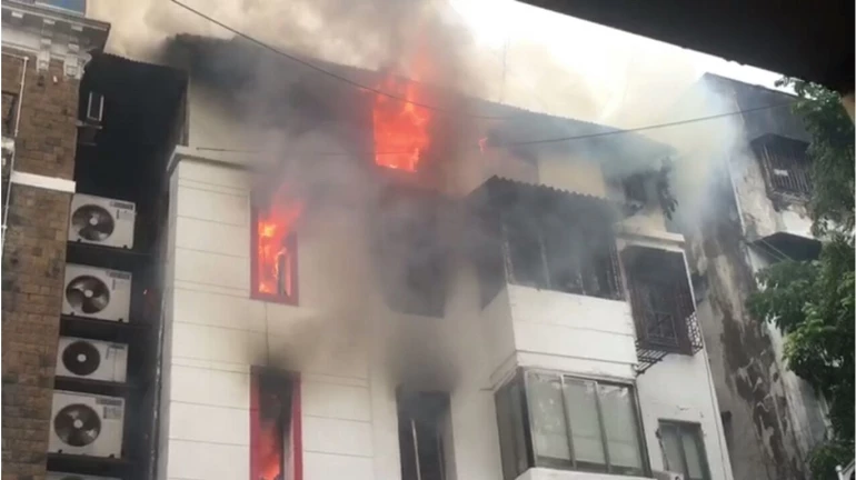 Fire breaks out at Kothare House in Girgaon; one dead