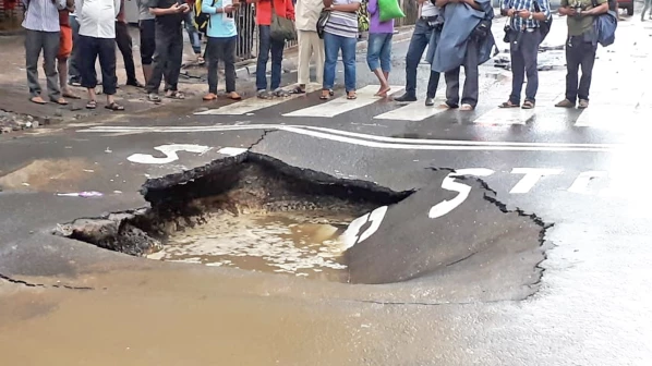 गोल मस्जिदजवळ रस्ता खचला