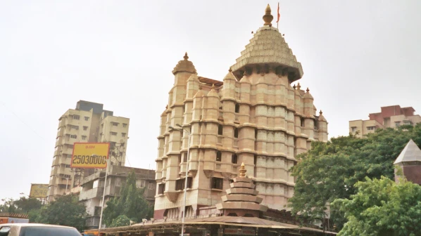 बाप्पा पावला! सिद्धिविनायक मंदिरातील कर्मचारी होणार 'परमनंट'