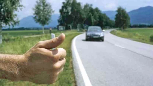 अनोळखींना 'लिफ्ट' देणं 'पडलं महागात