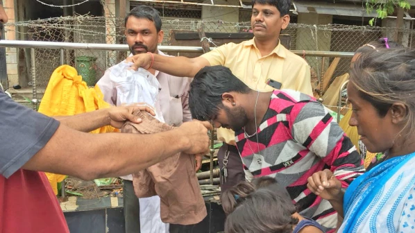 लोअर परेल, डॉकयार्डमध्ये कपड्यांच वाटप