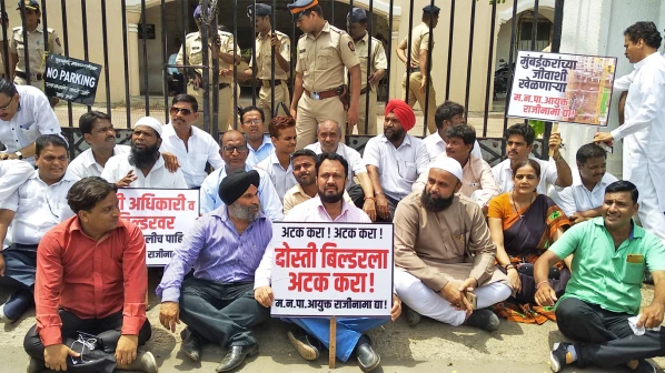 वडाला लॉयड्स इस्टेट इमारत हादसा: जिम्मेदार  बिल्डर को गिरफ्तार करो, स्थानीय लोगों ने किया आंदोलन