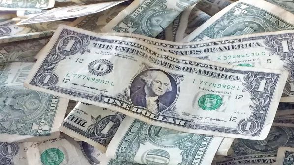 डाॅलरच्या तुलनेत रुपयात ऐतिहासिक घसरण