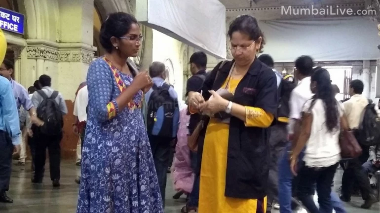 मुंबई लोकल खबर -  बिना टिकट यात्रा करनेवालो से  1 करोड़ की वसूली