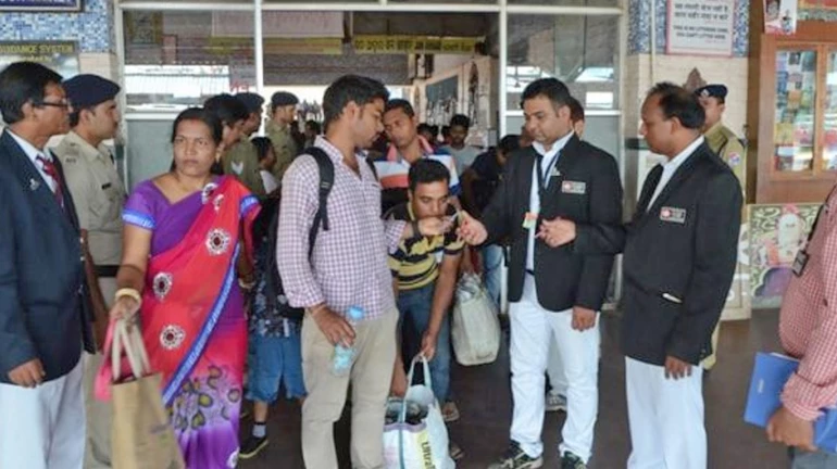 मुंबई रेलवे: बेटिकट यात्रियों पर लगेगी लगाम, जुर्माने की रकम होगी 1000 रूपये