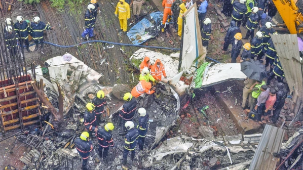 घाटकोपर विमान दुर्घटना: नुकसान भरपाईशिवाय मृतदेह हाती घेणार नाही, मृत पादचाऱ्याचा भावाचा आक्रोश