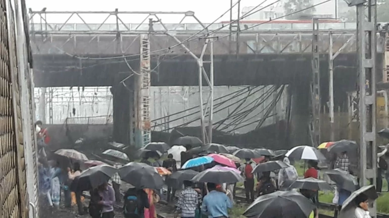 Part of bridge collapses between Andheri-Vile Parle on the railway track disrupting Western Railway services