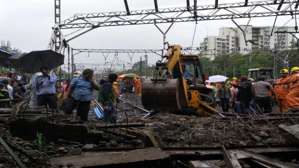 पश्चिम रेल्वे पूर्ववत होण्यास मध्यरात्र उजाडणार!