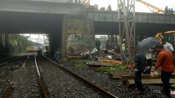 सात घंटों के बाद शुरू हुई हार्बर लोकल