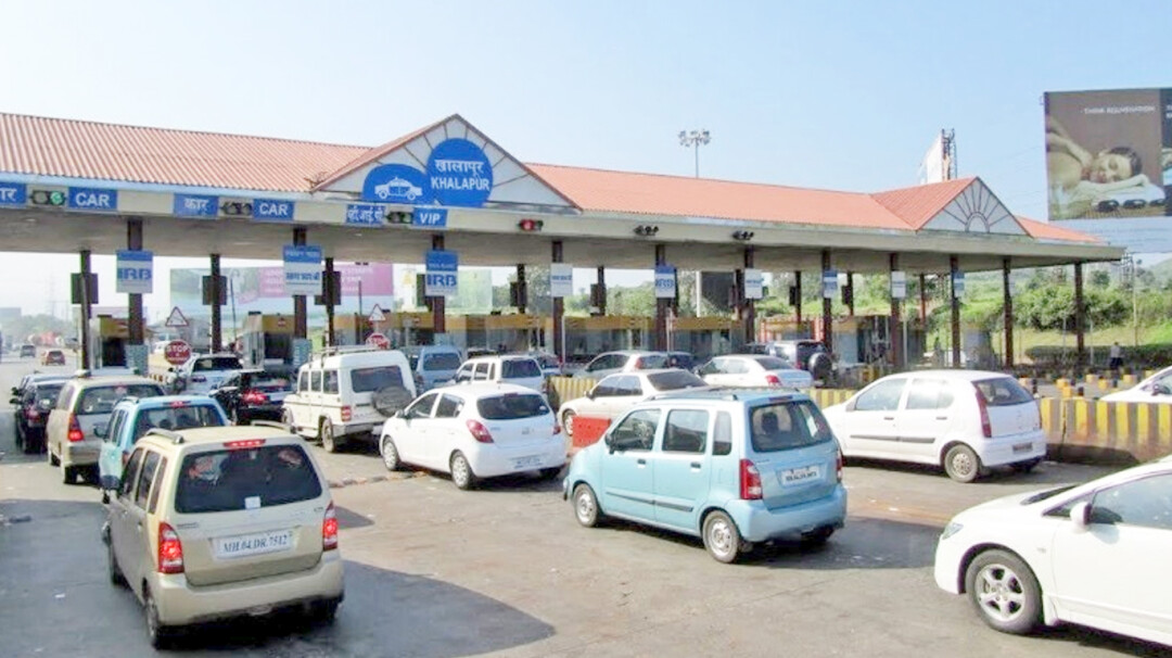 Provide a report about the MumbaiPune Expressway toll collection