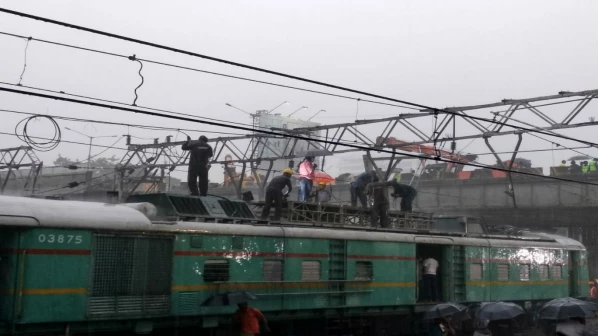 अंधेरी ब्रिज हादसा-फ़ास्ट ट्रैक से मलबा हटा, 8.30 बजे तक फ़ास्ट गाड़ी शुरू होने की आशंका