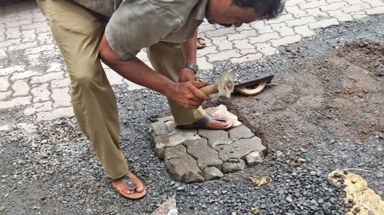 खड्डयात कोल्डमिक्सऐवजी चक्क पेव्हरब्लॉक