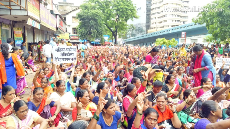 आरोग्य सेविका हक्कासाठी उतरल्या रस्त्यावर