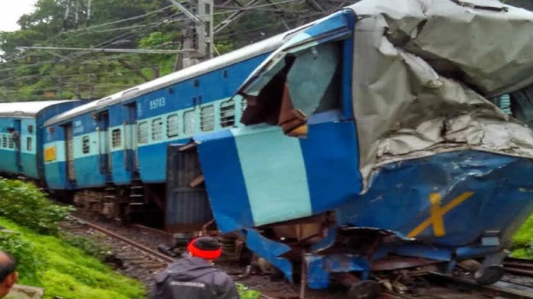 SLR coach derails near Khandala; Mumbai-Pune commuting affected
