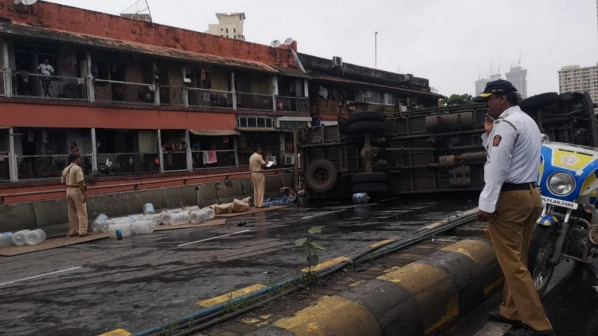 लालबाग फ्लाईओवर पर ट्रक पलटा, यातायात बंद!