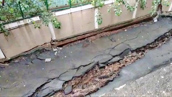 घाटकोपरमध्ये कल्पतरु ऑरा सोसायटीची संरक्षक भिंत खचली