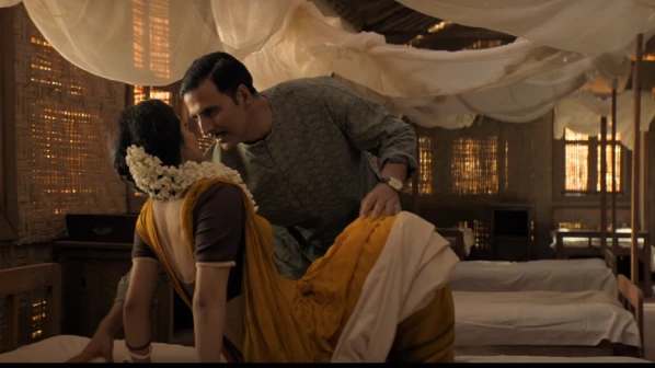 ‘नैनो ने बांधी’ गाने में रोमांस करते दिखे मॉनी रॉय और अक्षय कुमार