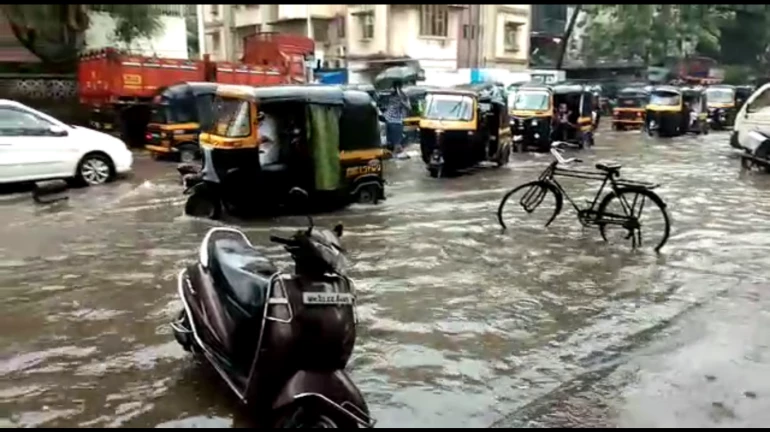 मुंबई उपनगर में जोरदार बारिश, सड़कों पर जमा हुआ पानी!