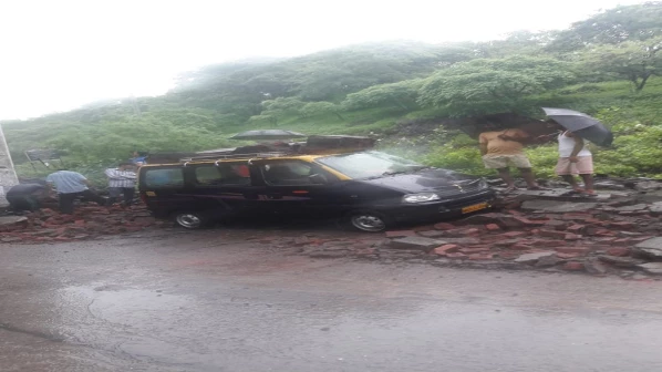 मुंबईत १३ ठिकाणी भिंत कोसळली