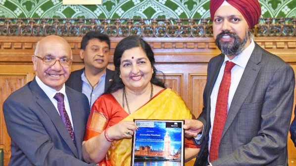 गायिका अनुराधा पौडवाल, कुमार सानू यांचा ब्रिटिश संसदेत सत्कार