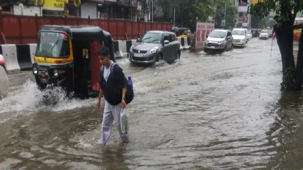 पावसाचा कहर सुरूच, बोरीवली-विरार रेल्वे सेवा ठप्प