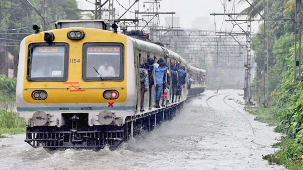 लोकलच्या ३२२ फेऱ्या तर ११ एक्सप्रेस रद्द