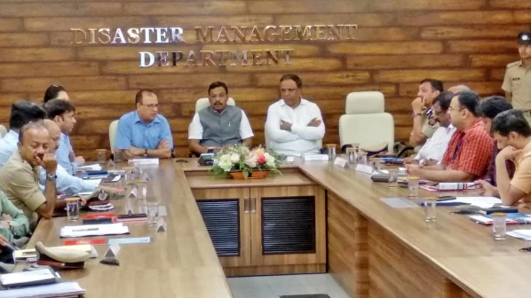 पावसात शाळेला सुट्टी देण्याचा निर्णय पालिकेकडे - तावडे