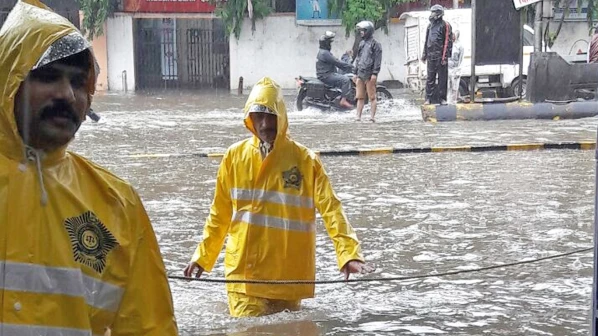 बारिश में भीग कर और खड़े होकर ड्यूटी करने वाले कई पुलिसकर्मी हुए बीमार