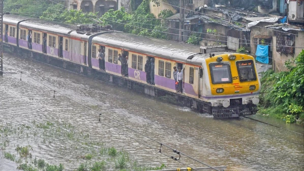 साचलेल्या पाण्यातून बुलेट ट्रेन चालवणार का ? उच्च न्यायालयाचा टोला