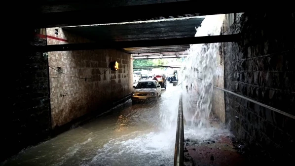 खार सबवेचा भाग कोसळल्याची अफवा, परेची वाहतूक विस्कळीत