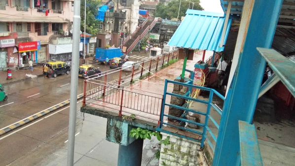 Unsafe Matunga West footover bridge shut down for pedestrians