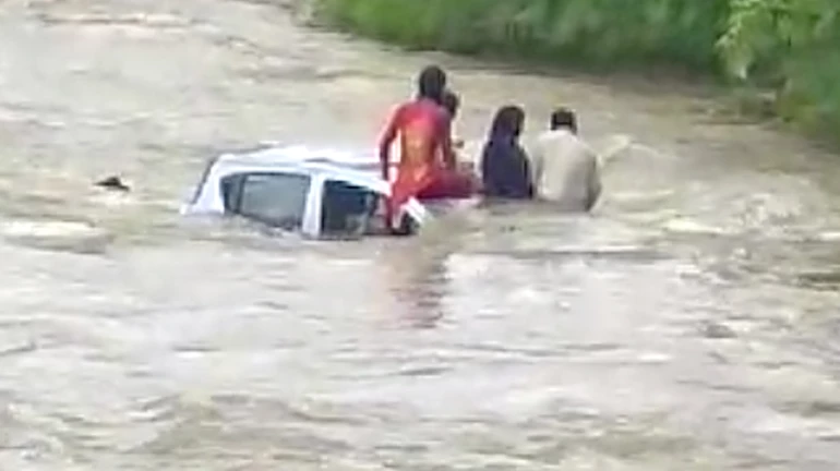 वीडियो: नदी के बीचों बीच फंसा परिवार, किया गया रेस्क्यू