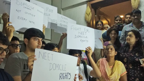 वैद्यकीय प्रवेशात परप्रांतीयांची घुसखोरी, राज्यातील विद्यार्थ्यांचा अारोप