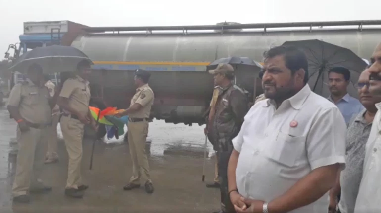 मुंबई आनेवाली दूध की 25 गाड़ियों को गुजरात सीमा पर रोका