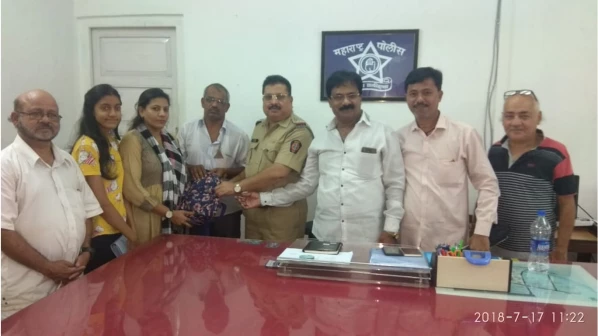 रिक्शा में महिला भूली 1,25000 हजार रुपये से भरा बैग, ड्राइवर ने लौटाया वापस!